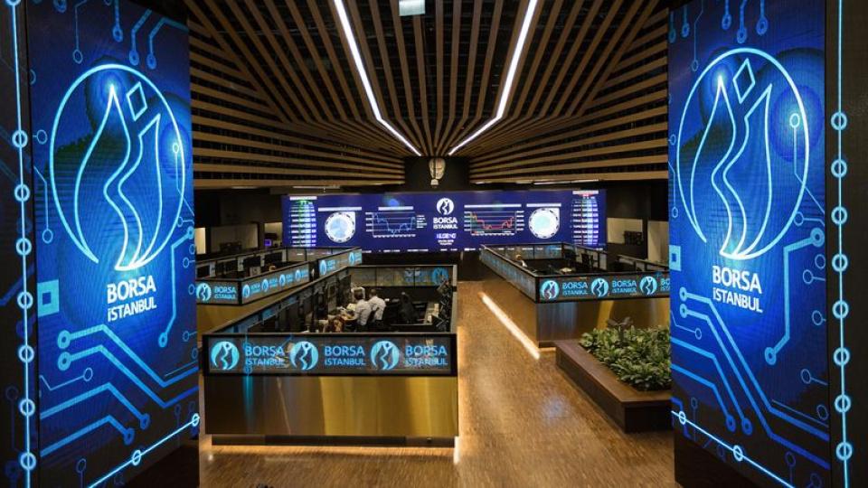 Borsa haftaya düşüşle girdi BIST 100 endeksi fon soruşturmasının gölgesinde yeni haftaya yüzde 1,6 düşüşle girdi.