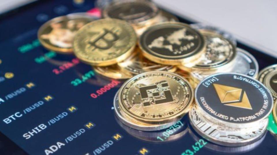 SEC'den kripto varlıklar için yeni düzenleme teklifi ABD Menkul Kıymetler ve Borsa Komisyonu (SEC), kripto varlıkları içeren yatırım sözleşmelerine yönelik yeni kurallar önerirken, düzenleme kapsamında ihraççılara kayıt muafiyetleri ve şartlı "güvenli liman" uygulaması getirilmesi öngörülüyor.